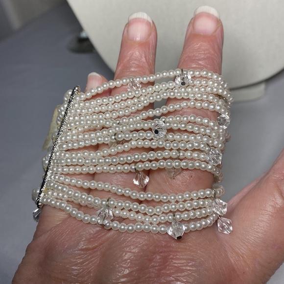 Gorgeous multi strand pearl bead crystal stone bracelet - Picture 4 of 5